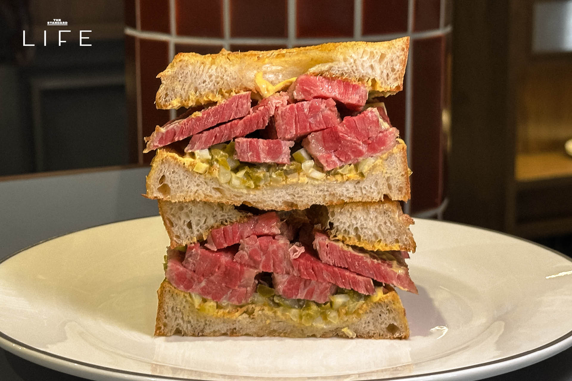 แซนด์วิช Salt Beef ชิ้นหนาพร้อมเครื่องเคียงในร้าน That Salt Beef 8