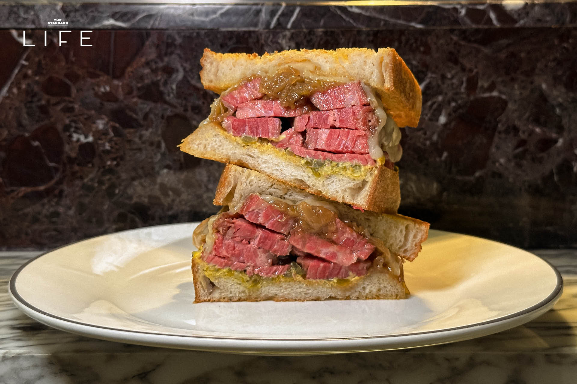 แซนด์วิช Salt Beef ชิ้นหนาพร้อมเครื่องเคียงในร้าน That Salt Beef 9