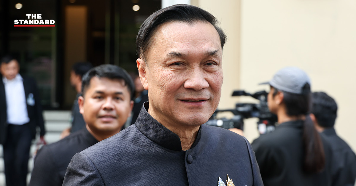 ทรงศักดิ์ ทองศรี รองนายกรัฐมนตรี ให้สัมภาษณ์สื่อมวลชน