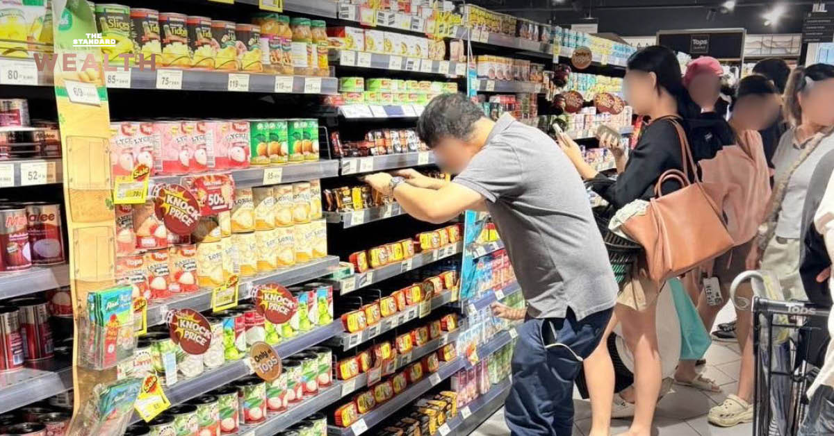 สินค้าจำเป็นบนชั้นวางในร้านท็อปส์ที่เตรียมพร้อมรับมือสถานการณ์น้ำท่วม