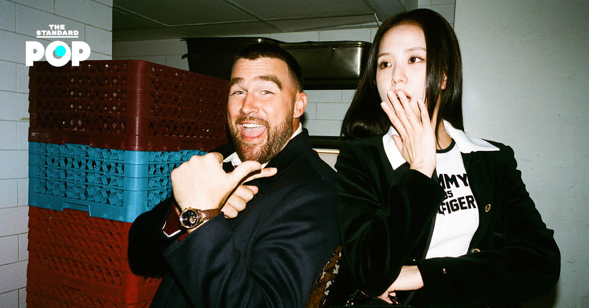 ภาพ ทราวิส เคลซี ในชุดจาก Tommy Hilfiger ถ่ายที่ The Plaza Hotel
