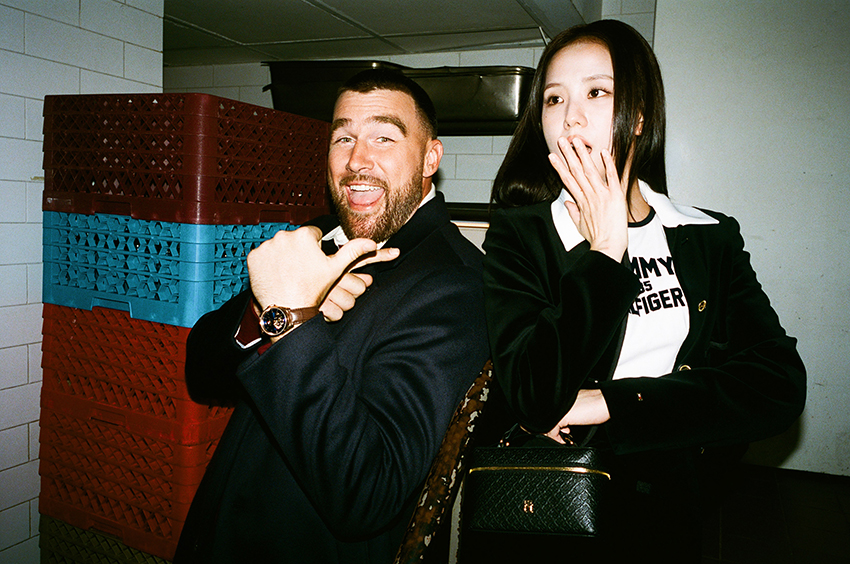 ภาพ ทราวิส เคลซี ในชุดจาก Tommy Hilfiger ถ่ายที่ The Plaza Hotel 1
