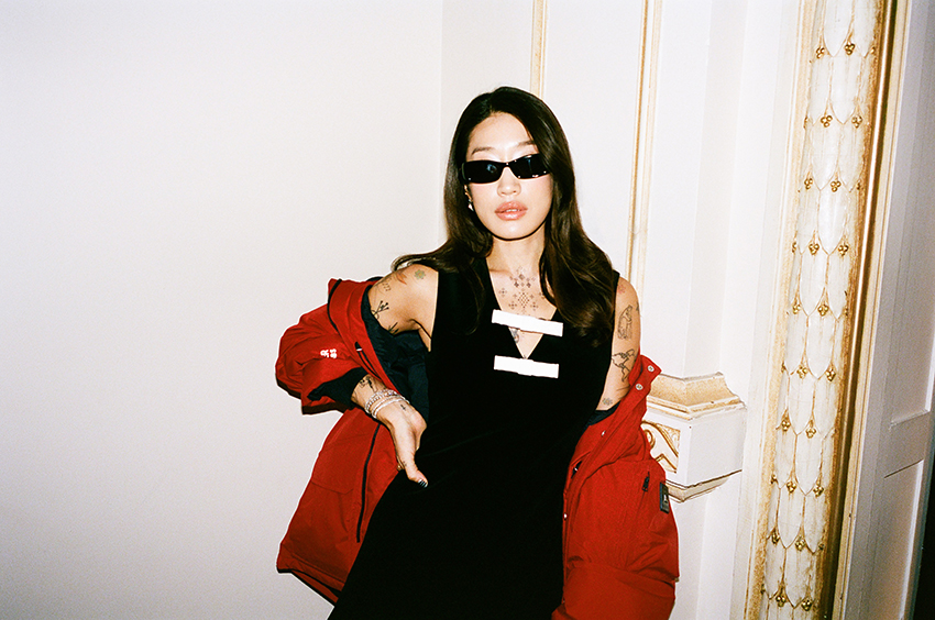 ภาพ ทราวิส เคลซี ในชุดจาก Tommy Hilfiger ถ่ายที่ The Plaza Hotel 2