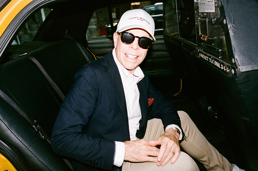 ภาพ ทราวิส เคลซี ในชุดจาก Tommy Hilfiger ถ่ายที่ The Plaza Hotel 3