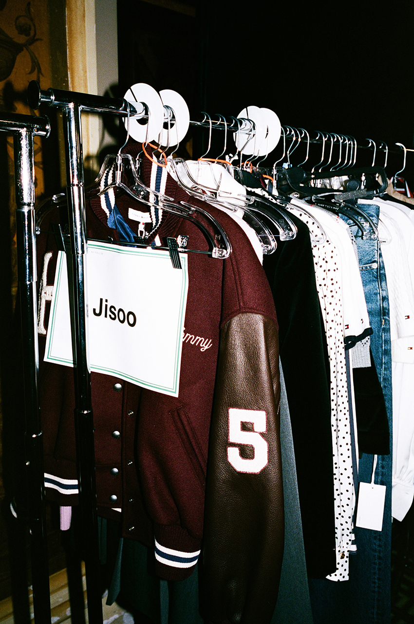 ภาพ ทราวิส เคลซี ในชุดจาก Tommy Hilfiger ถ่ายที่ The Plaza Hotel 7