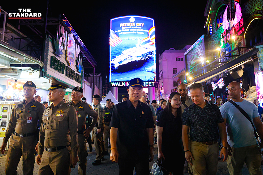 กำลังพลทหารเรือสหรัฐฯ เดินทางท่องเที่ยวในย่านวอล์กกิ้งสตรีท พัทยา ท่ามกลางบรรยากาศยามค่ำคืนที่คึกคัก 12