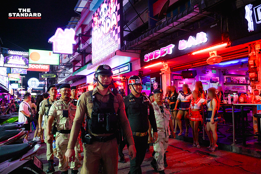 กำลังพลทหารเรือสหรัฐฯ เดินทางท่องเที่ยวในย่านวอล์กกิ้งสตรีท พัทยา ท่ามกลางบรรยากาศยามค่ำคืนที่คึกคัก 9
