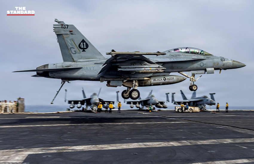เรือบรรทุกเครื่องบิน USS Abraham Lincoln ของกองทัพเรือสหรัฐฯ กำลังแล่นอยู่ในทะเล 2