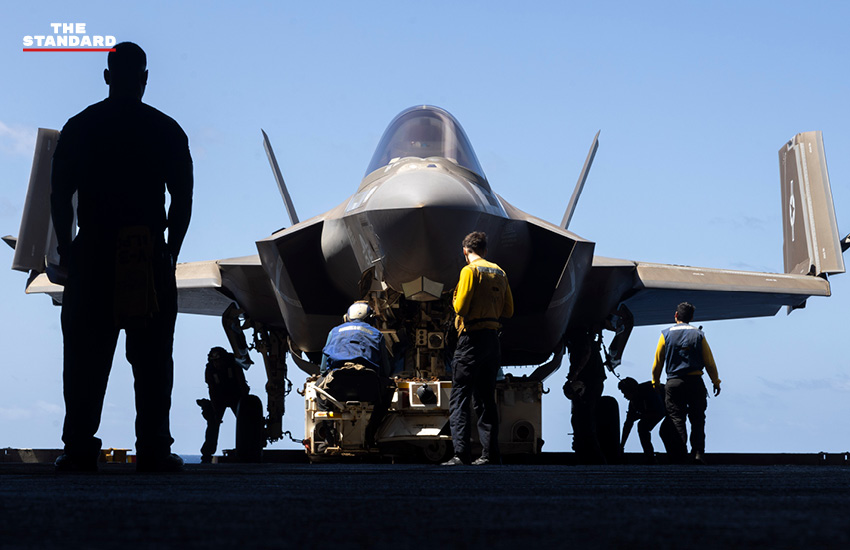 เรือบรรทุกเครื่องบิน USS Abraham Lincoln ของกองทัพเรือสหรัฐฯ กำลังแล่นอยู่ในทะเล 3