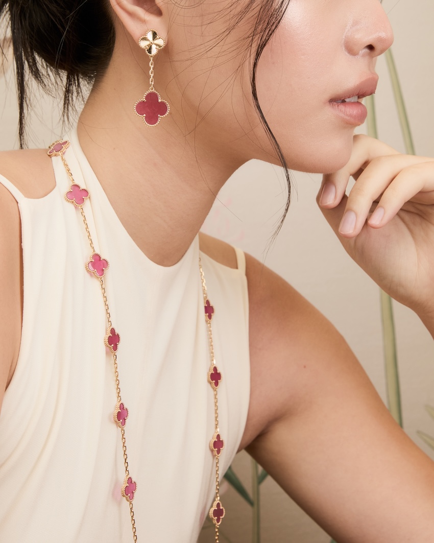 เครื่องประดับคอลเล็กชัน Alhambra สีชมพู Enamel จาก Van Cleef & Arpels 1
