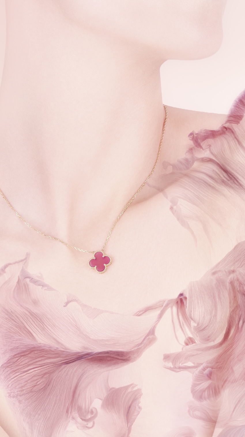 เครื่องประดับคอลเล็กชัน Alhambra สีชมพู Enamel จาก Van Cleef & Arpels 2