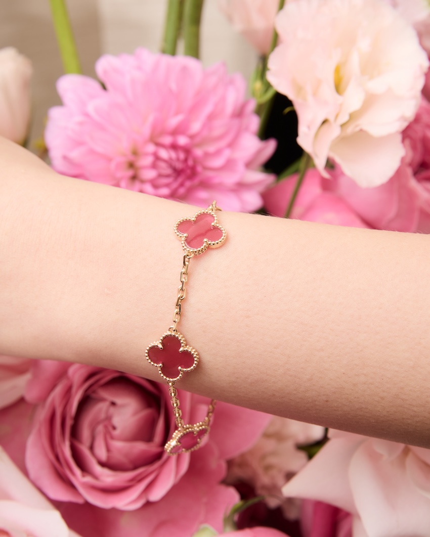 เครื่องประดับคอลเล็กชัน Alhambra สีชมพู Enamel จาก Van Cleef & Arpels 3