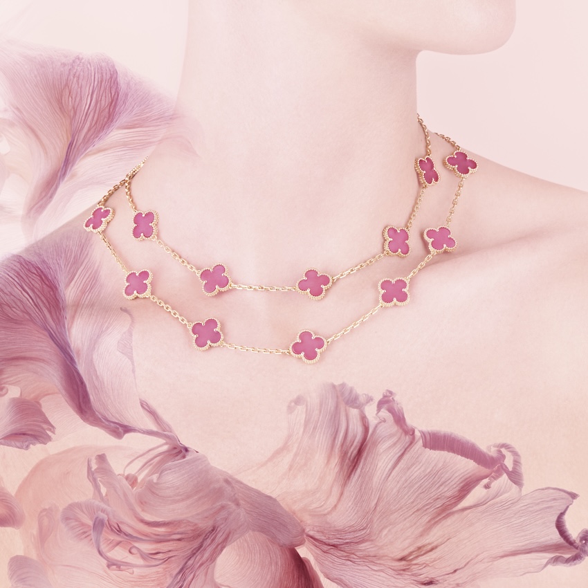 เครื่องประดับคอลเล็กชัน Alhambra สีชมพู Enamel จาก Van Cleef & Arpels 4