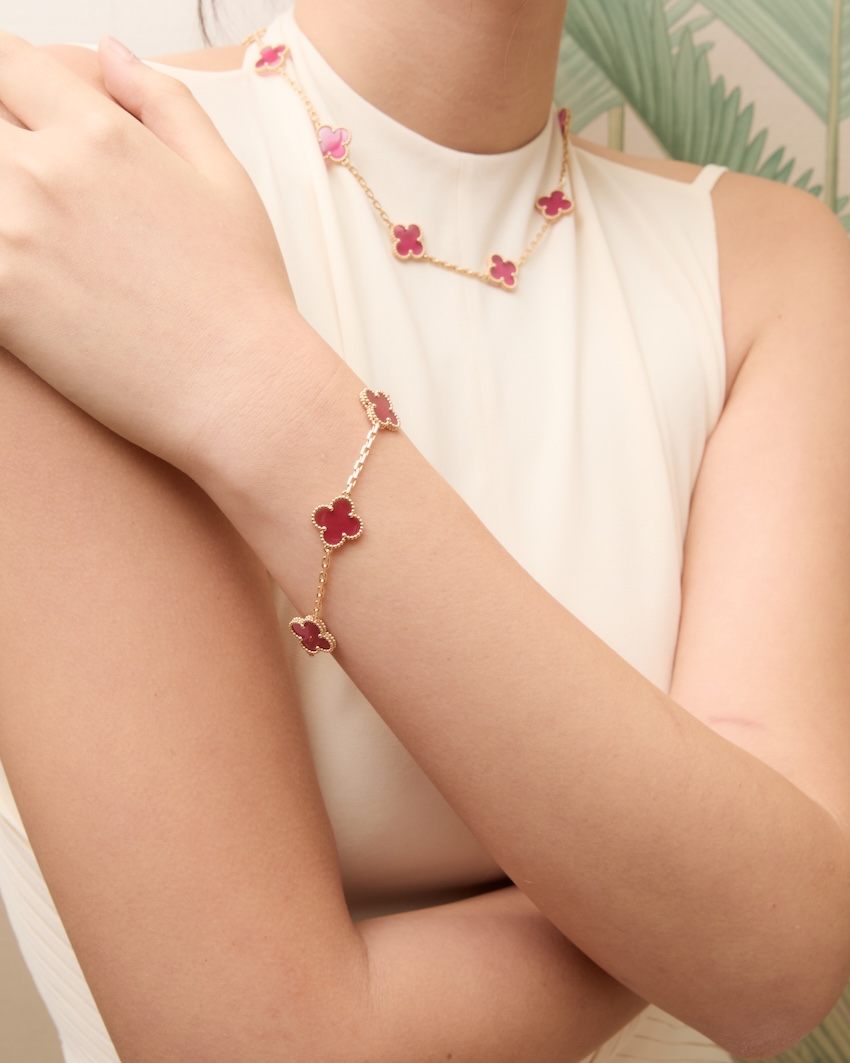 เครื่องประดับคอลเล็กชัน Alhambra สีชมพู Enamel จาก Van Cleef & Arpels 5