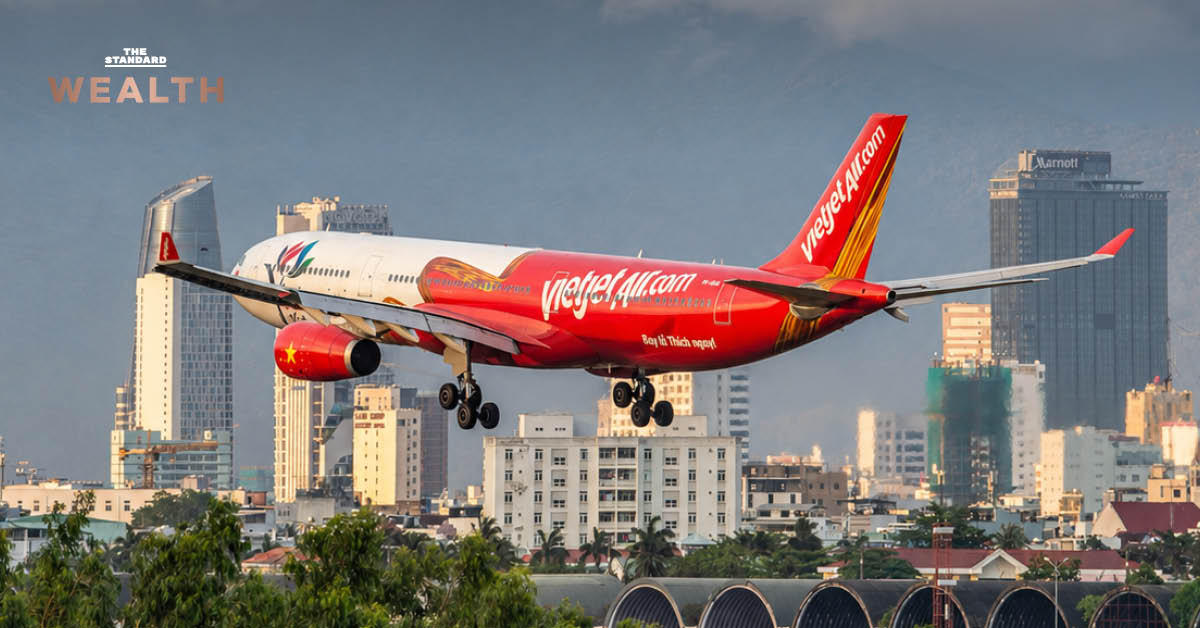 เครื่องบินของสายการบิน Vietjet กำลังบินอยู่บนท้องฟ้า
