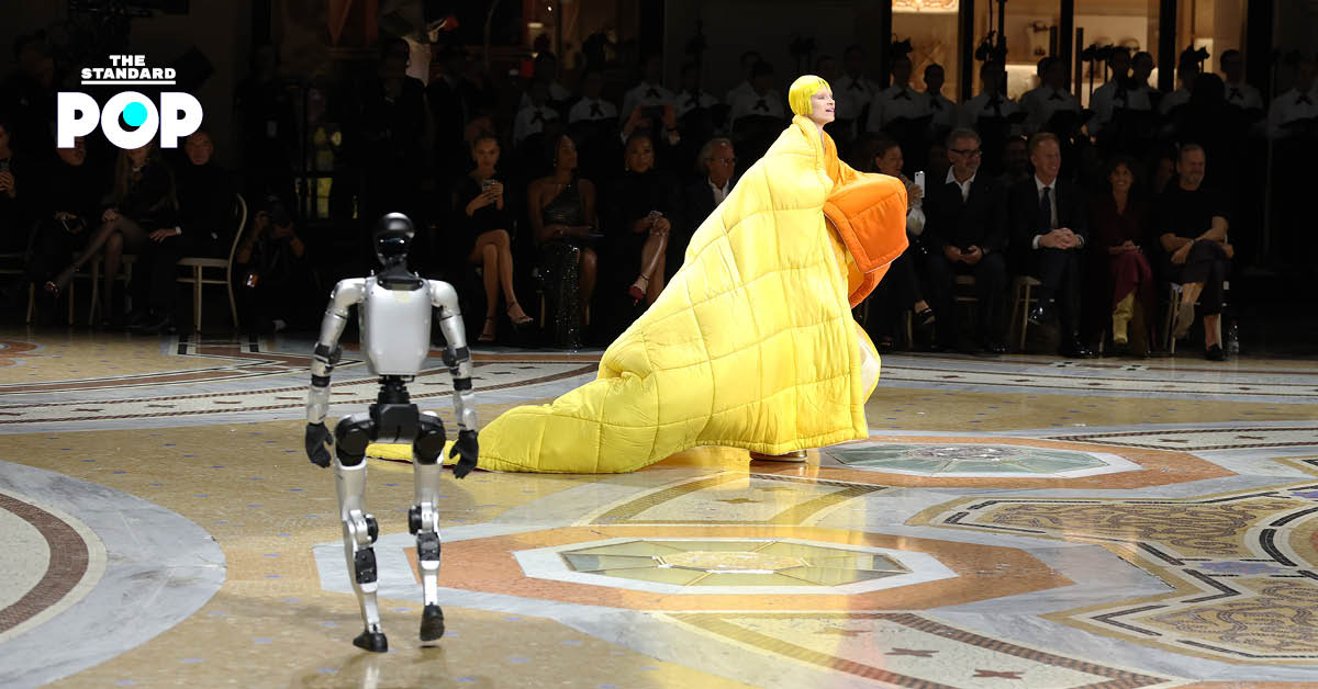 หุ่นยนต์ Unitree เดินบนรันเวย์ร่วมกับนางแบบในงาน Vogue World 2026