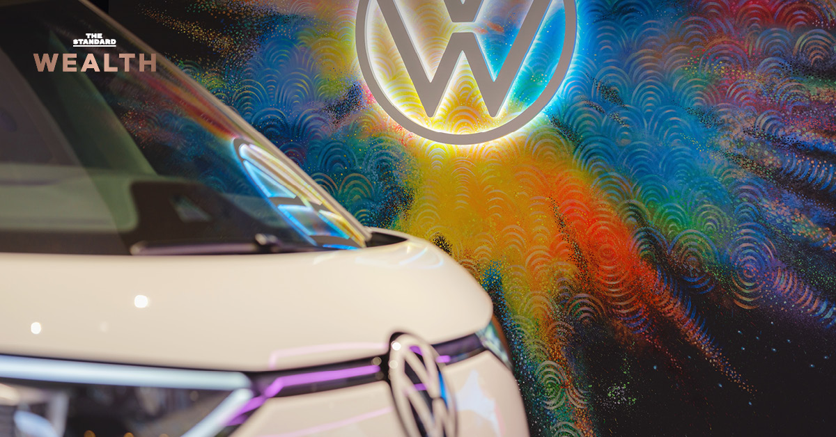 รถยนต์ Volkswagen สีขาวจอดอยู่บนถนนในเมือง