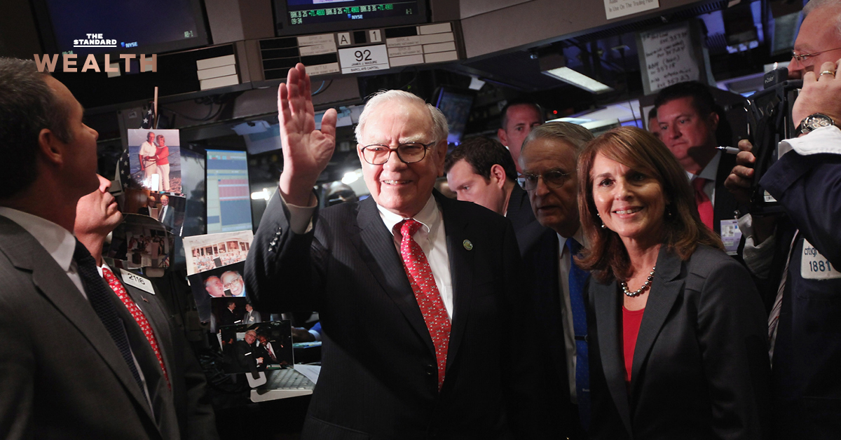วอร์เรน บัฟเฟตต์ ประธานและซีอีโอ Berkshire Hathaway ยืนอยู่
