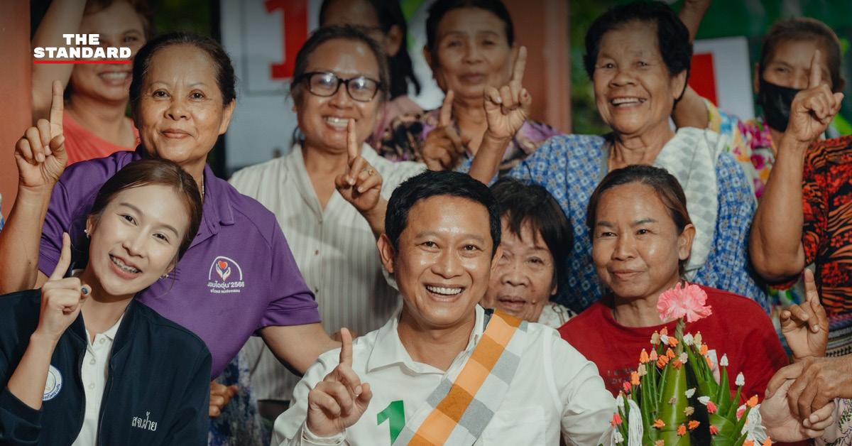วัฒนา ช่างเหลา พูดคุยกับกลุ่มผู้สูงอายุในกิจกรรม 'ตุ้มโฮม 60 ยังแจ๋ว สูงวัยไม่สะดวกแก่'