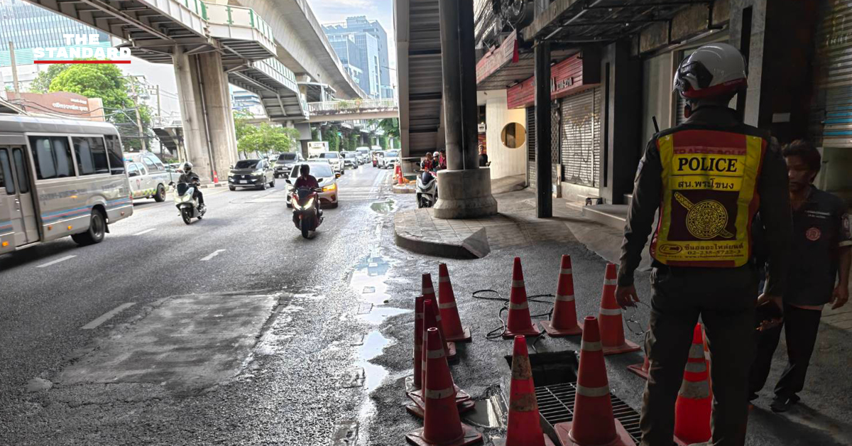 เจ้าหน้าที่กู้ภัยกำลังปฏิบัติการกู้ร่างคนงานที่พลัดตกท่อระบายน้ำใต้สถานี BTS ปุณณวิถี