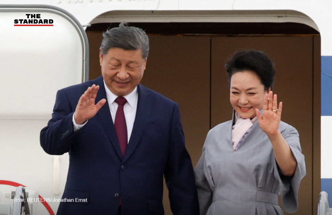 ประธานาธิบดีสีจิ้นผิงและโดนัลด์ ทรัมป์ เดินจับมือกันบนพรมแดงในพิธีต้อนรับที่สนามบิน 2