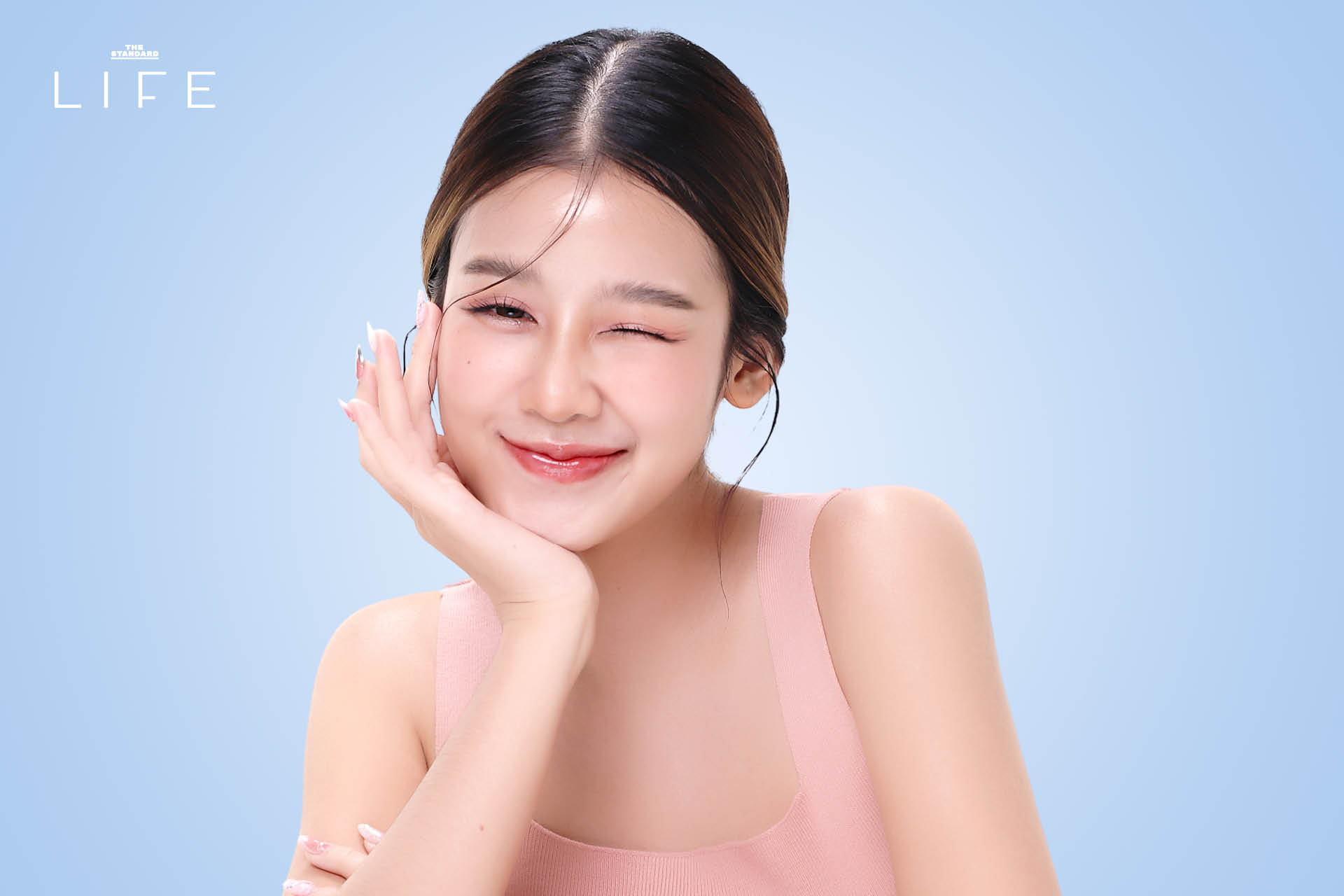 ภาพถ่ายใบหน้าหญิงสาวเอเชียสวยงามกำลังยิ้มอย่างเป็นธรรมชาติ 1