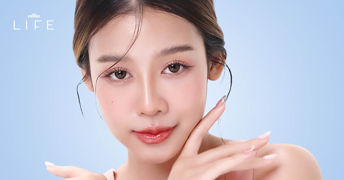 ภาพถ่ายใบหน้าหญิงสาวเอเชียสวยงามกำลังยิ้มอย่างเป็นธรรมชาติ