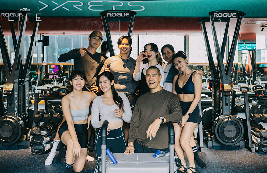 ผู้คนกำลังออกกำลังกายในคลาส Xreps Signature 50 บนเครื่อง Xreps ในสตูดิโอ 23