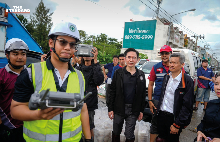 โดรนกำลังลำเลียงเสบียงช่วยเหลือผู้ประสบภัยน้ำท่วมในพื้นที่เคหะร่มเกล้า 3
