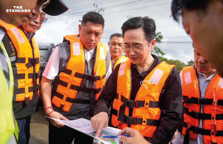 โดรนกำลังลำเลียงเสบียงช่วยเหลือผู้ประสบภัยน้ำท่วมในพื้นที่เคหะร่มเกล้า 5