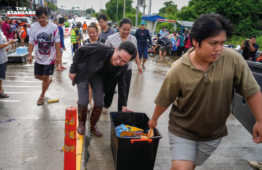 โดรนกำลังลำเลียงเสบียงช่วยเหลือผู้ประสบภัยน้ำท่วมในพื้นที่เคหะร่มเกล้า 8