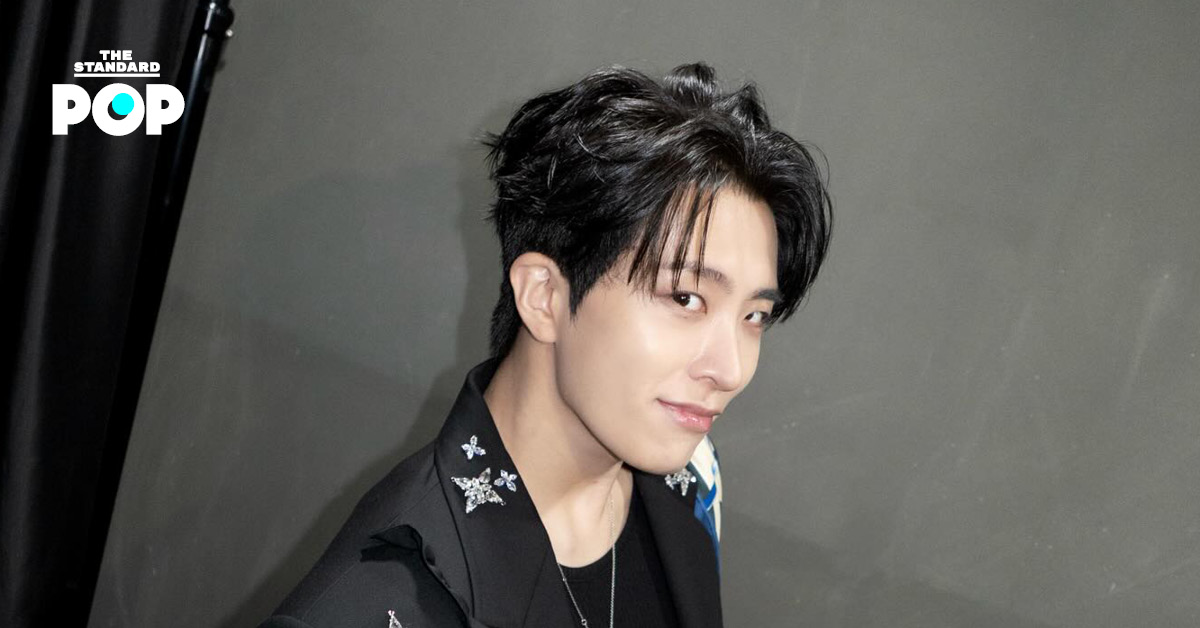 ภาพ YOUNGJAE สมาชิกวง GOT7 กำลังยิ้ม