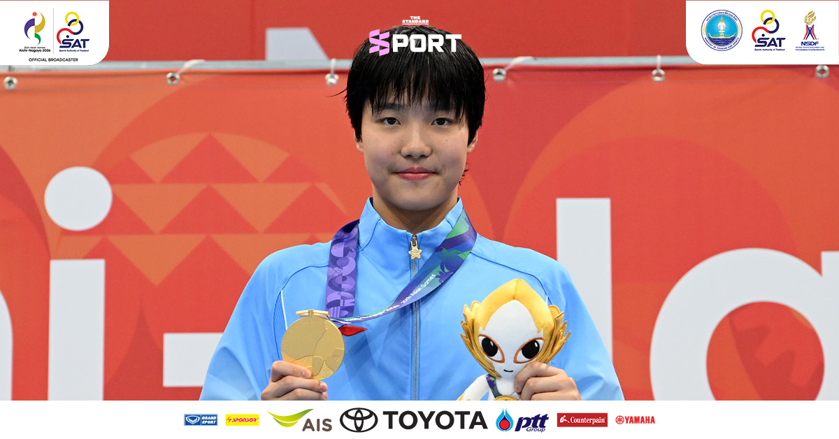 อวี๋ จื่อตี๋ นักว่ายน้ำชาวจีนฉลองเหรียญทองบนโพเดียมในเอเชียนเกมส์