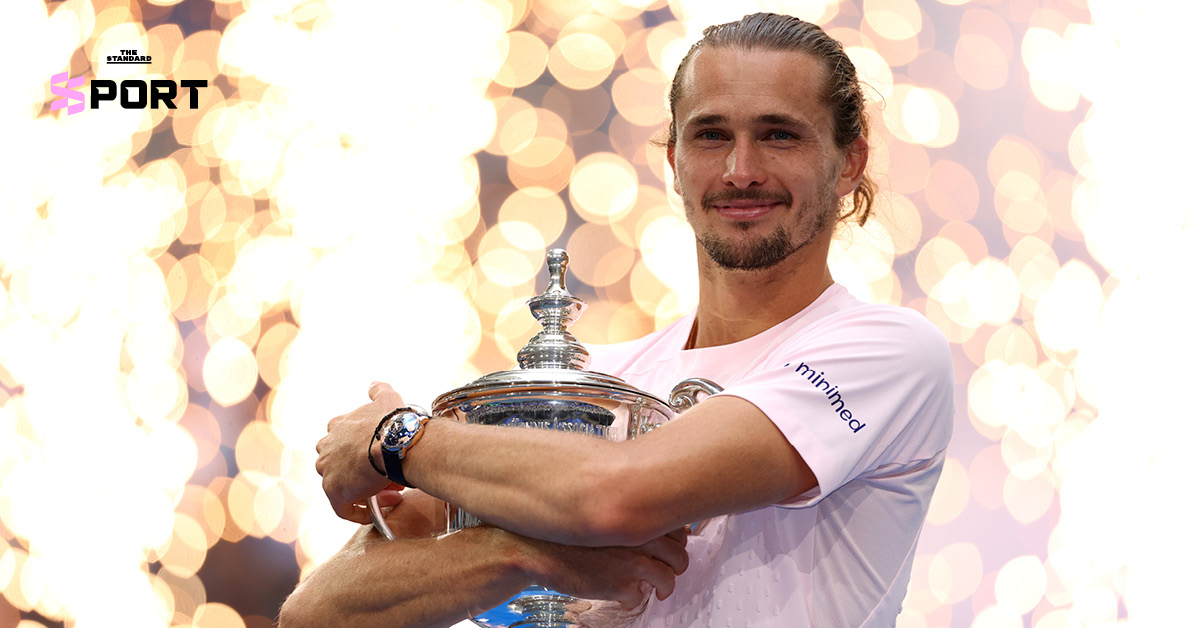 อเล็กซานเดอร์ ซเวเรฟ นักเทนนิสชาวเยอรมัน กำลังฉลองพร้อมถ้วยรางวัล