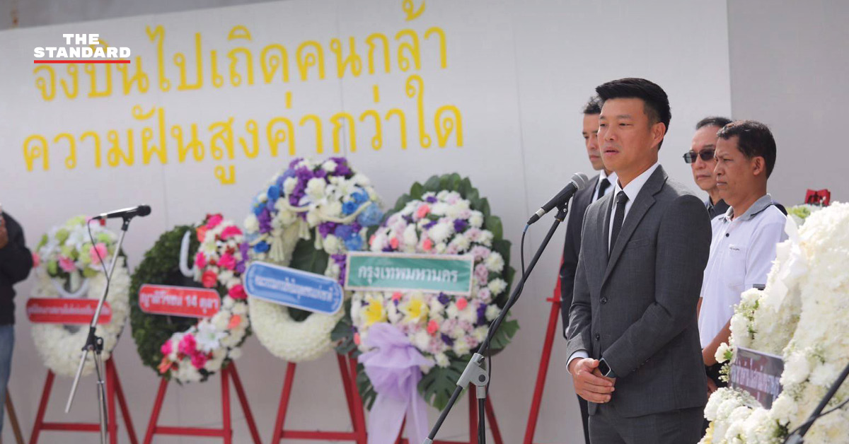 ภาพบรรยากาศตัวแทนรัฐสภาและฝ่ายค้านวางพวงมาลา ณ อนุสรณ์สถาน 14 ตุลา