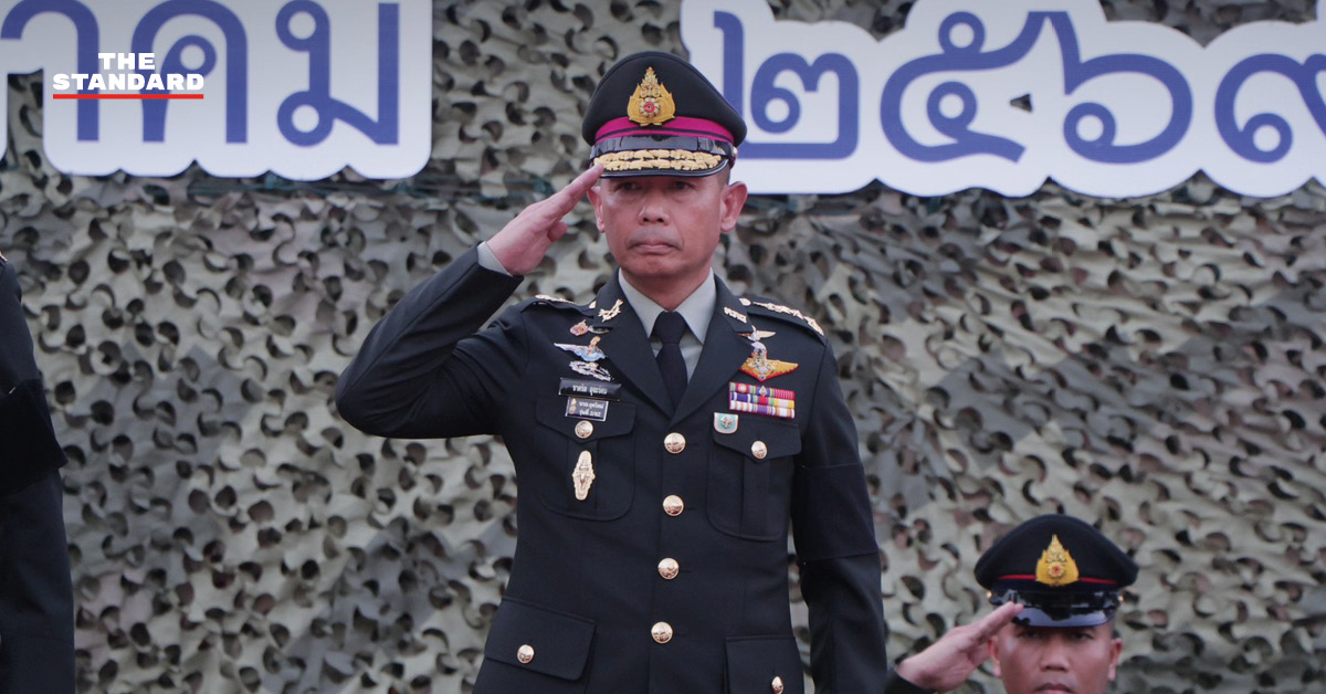 ภาพพิธีรับ-ส่งหน้าที่แม่ทัพภาคที่ 4 ระหว่าง พลเอก นรธิป โพยนอก และ พลโท ชาคริต อุจะรัตน