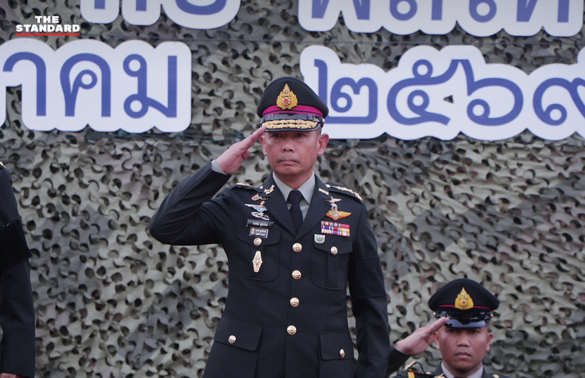 ภาพพิธีรับ-ส่งหน้าที่แม่ทัพภาคที่ 4 ระหว่าง พลเอก นรธิป โพยนอก และ พลโท ชาคริต อุจะรัตน 1