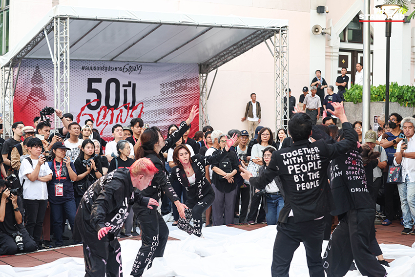 ภาพการแสดงสด ‘นาฏกรรมลำนำ’ รำลึก 50 ปี เหตุการณ์ 6 ตุลาคม 2519 ที่มหาวิทยาลัยธรรมศาสตร์ 5