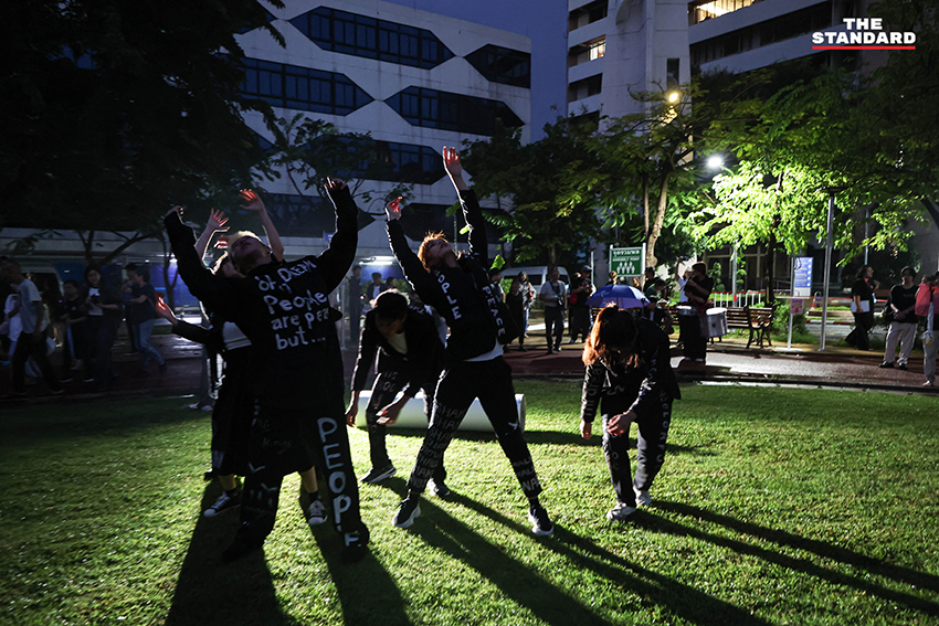 ภาพการแสดงสด ‘นาฏกรรมลำนำ’ รำลึก 50 ปี เหตุการณ์ 6 ตุลาคม 2519 ที่มหาวิทยาลัยธรรมศาสตร์ 8
