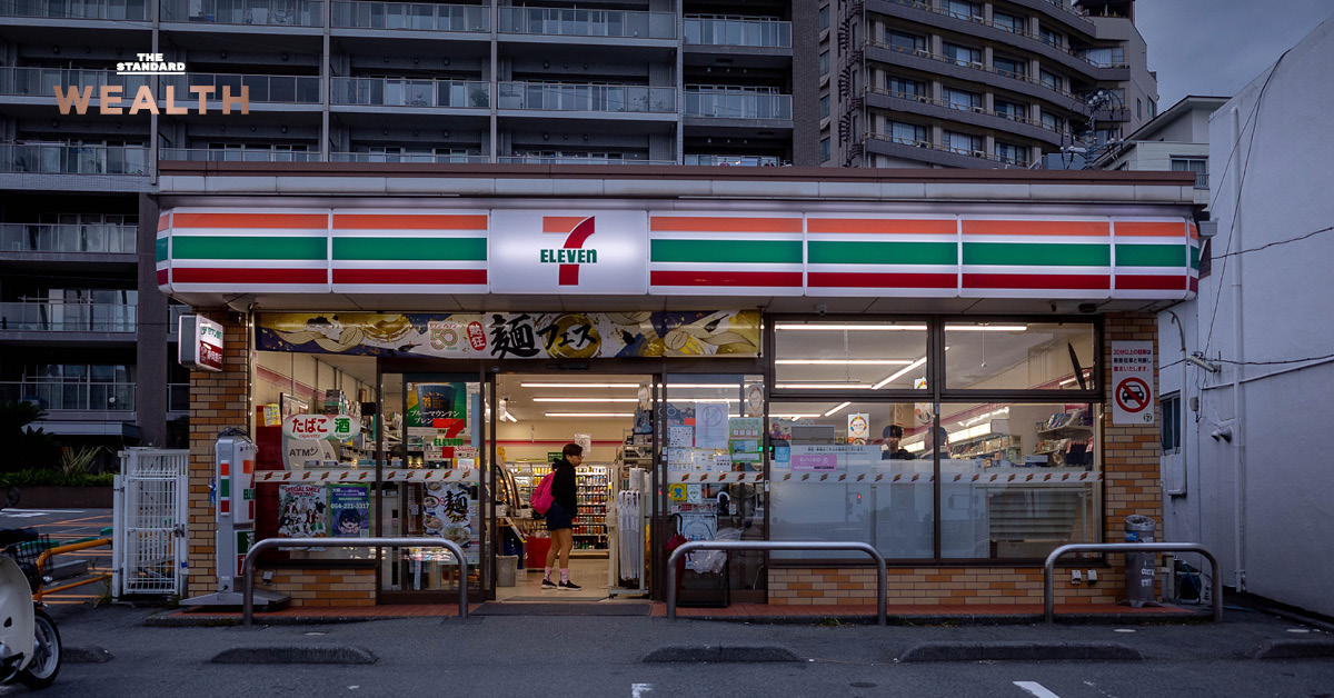 ร้านสะดวกซื้อ 7-Eleven สาขาหนึ่งในญี่ปุ่น พร้อมข้อความข่าว 7-Eleven ปิดทุกสาขาในอินเดีย