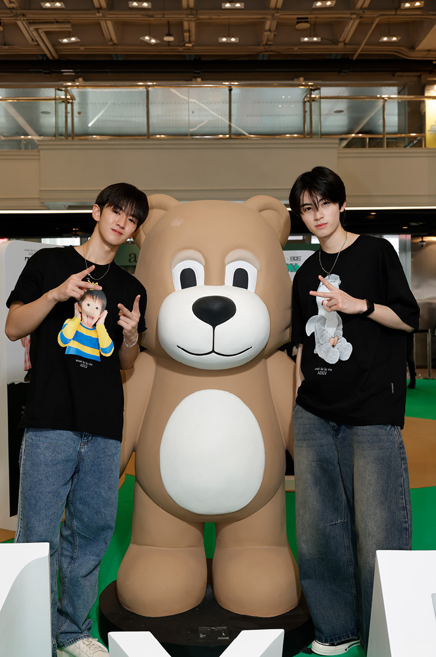 ภาพโปรโมตคอลเล็กชัน ADLV x BUS แสดงเสื้อยืดดีไซน์พิเศษ 1