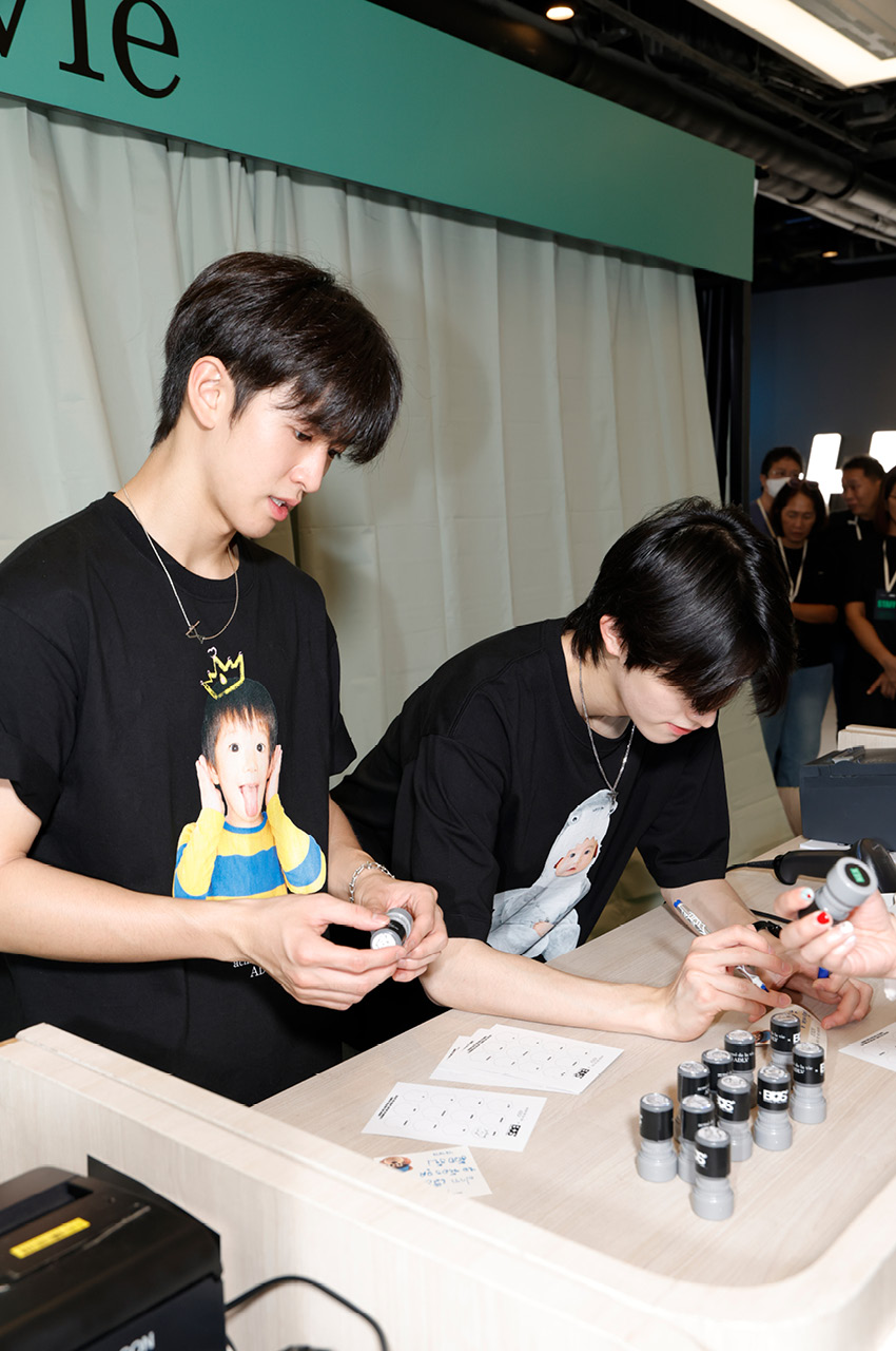 ภาพโปรโมตคอลเล็กชัน ADLV x BUS แสดงเสื้อยืดดีไซน์พิเศษ 2