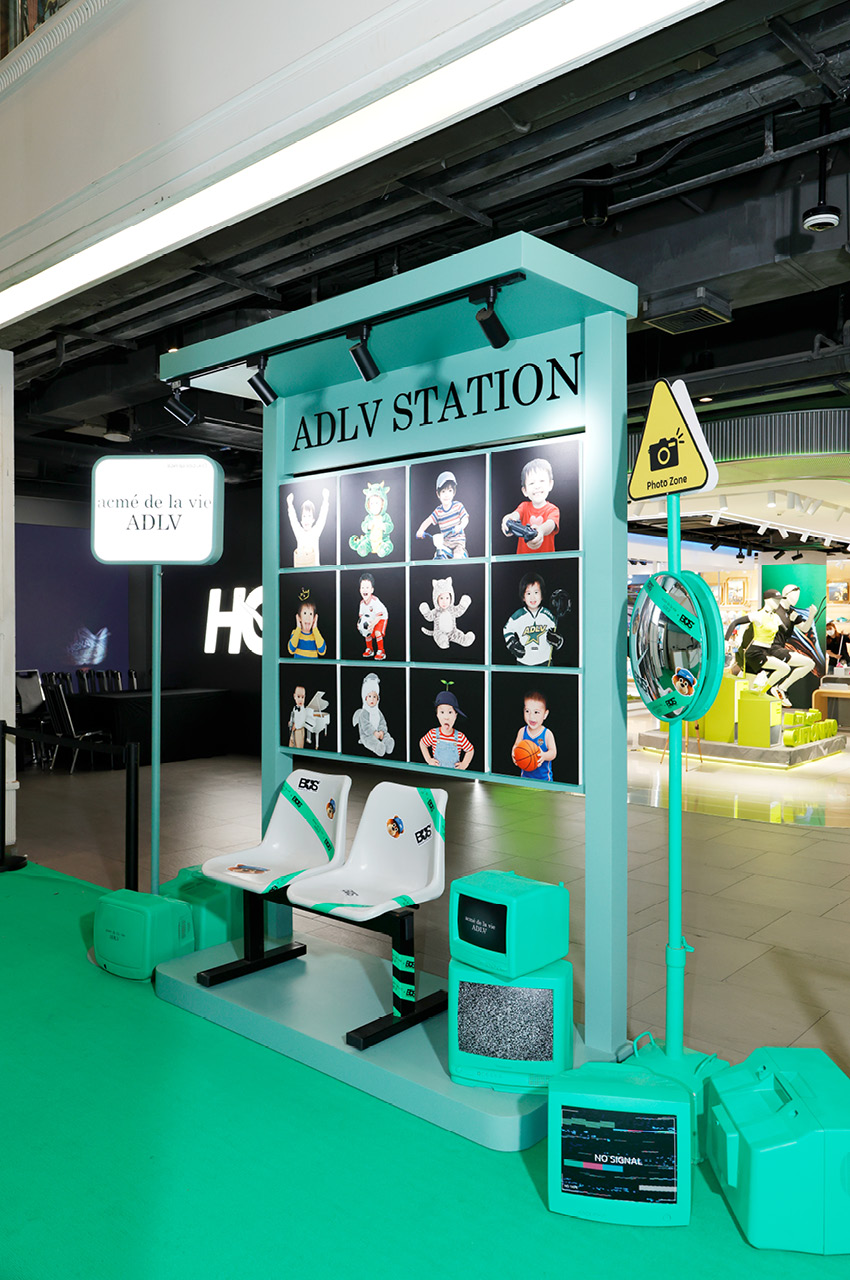 ภาพโปรโมตคอลเล็กชัน ADLV x BUS แสดงเสื้อยืดดีไซน์พิเศษ 3