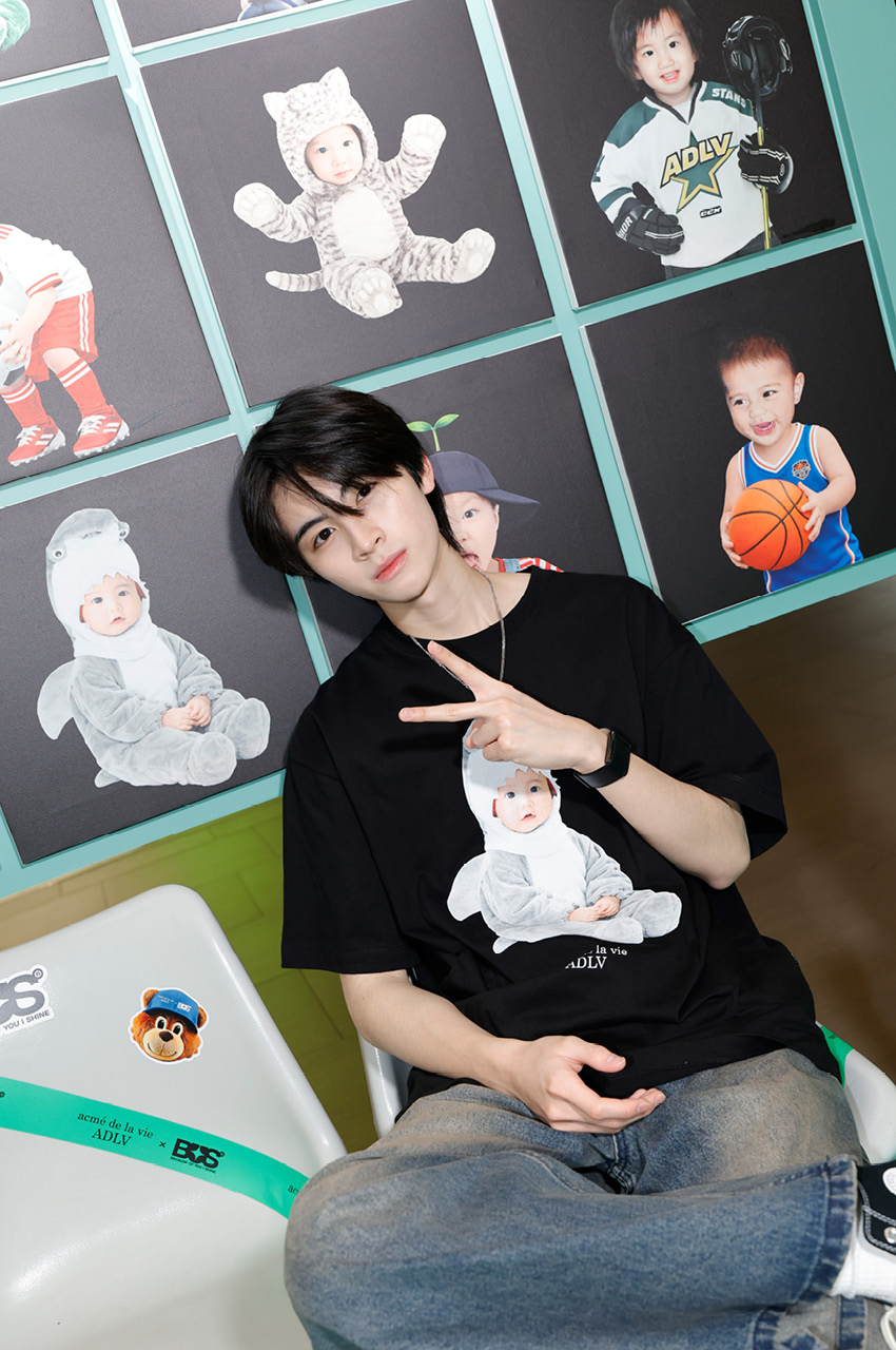 ภาพโปรโมตคอลเล็กชัน ADLV x BUS แสดงเสื้อยืดดีไซน์พิเศษ 4