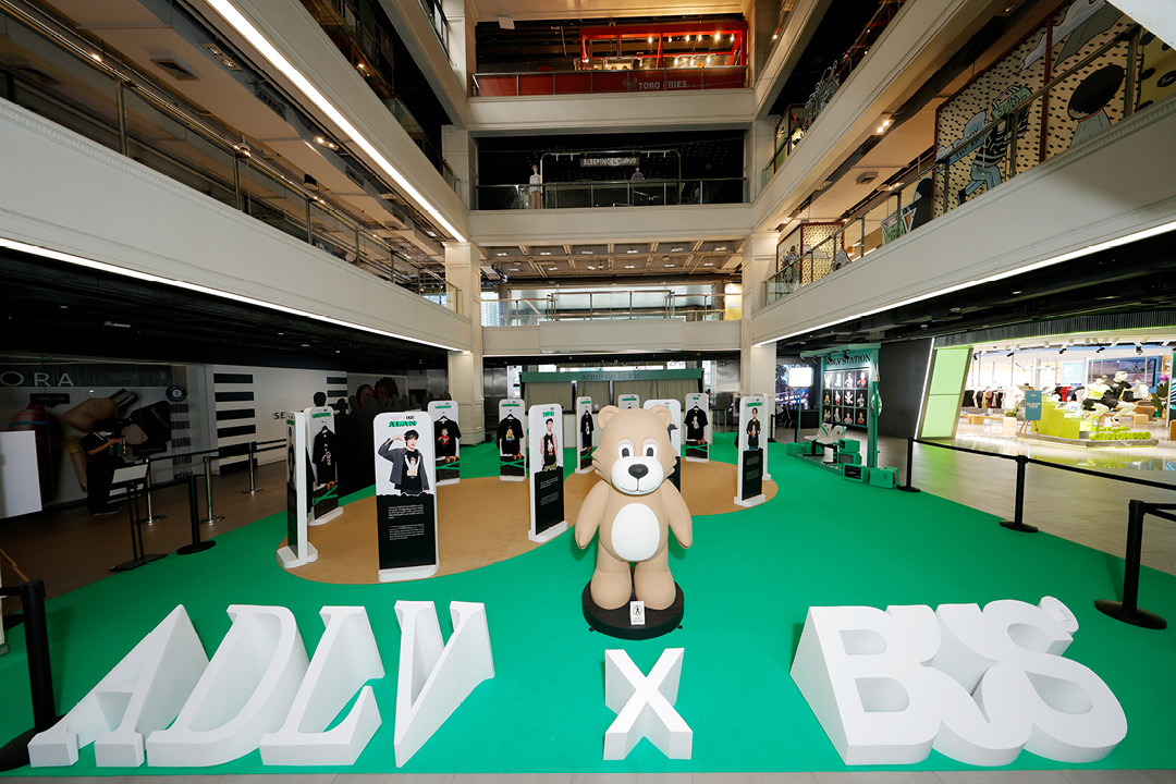 ภาพโปรโมตคอลเล็กชัน ADLV x BUS แสดงเสื้อยืดดีไซน์พิเศษ 6