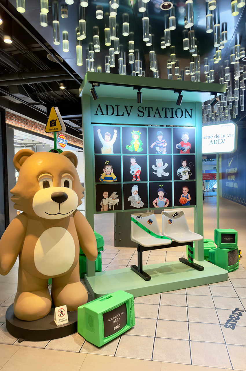 ภาพโปรโมตคอลเล็กชัน ADLV x BUS แสดงเสื้อยืดดีไซน์พิเศษ 7