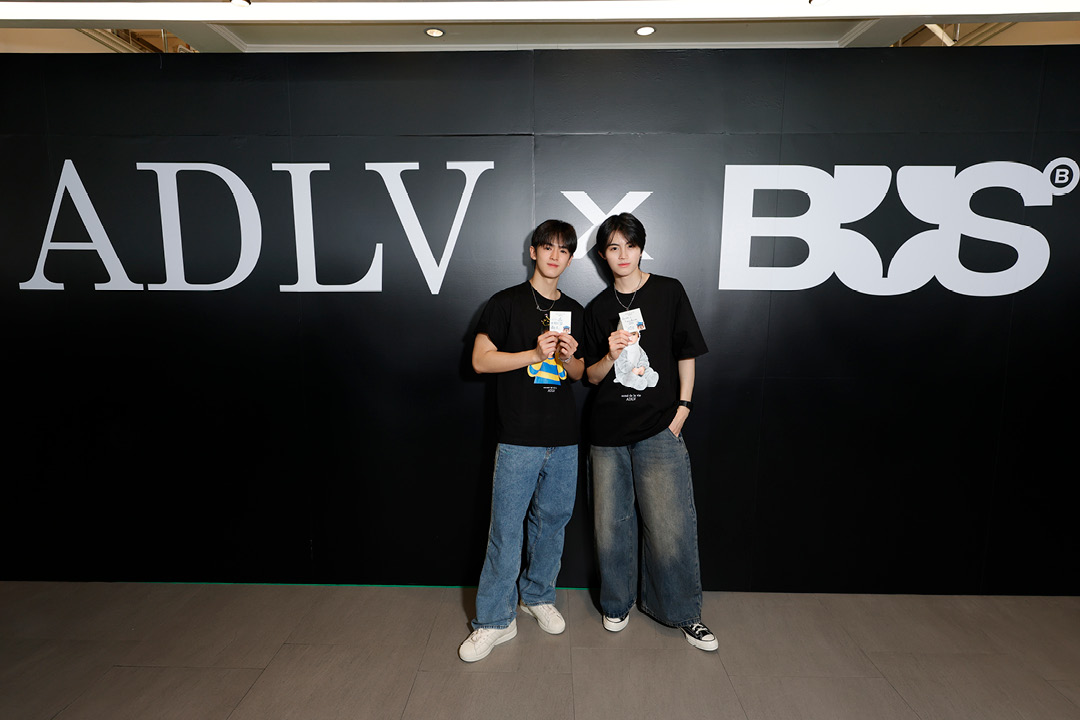 ภาพโปรโมตคอลเล็กชัน ADLV x BUS แสดงเสื้อยืดดีไซน์พิเศษ 8