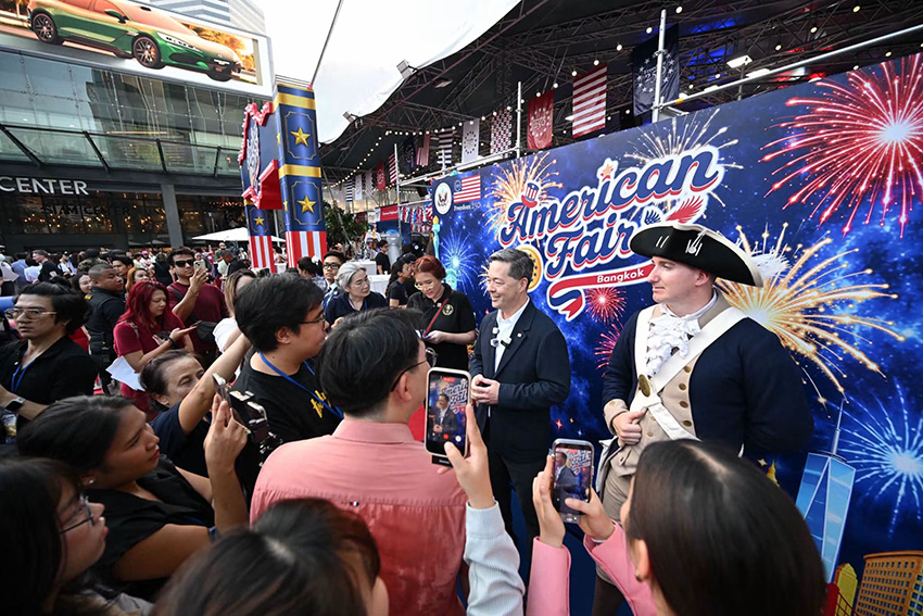 ภาพจำลองหุ่นยนต์และมนุษย์แข่งขันการทำงานในยุคปัญญาประดิษฐ์ 2