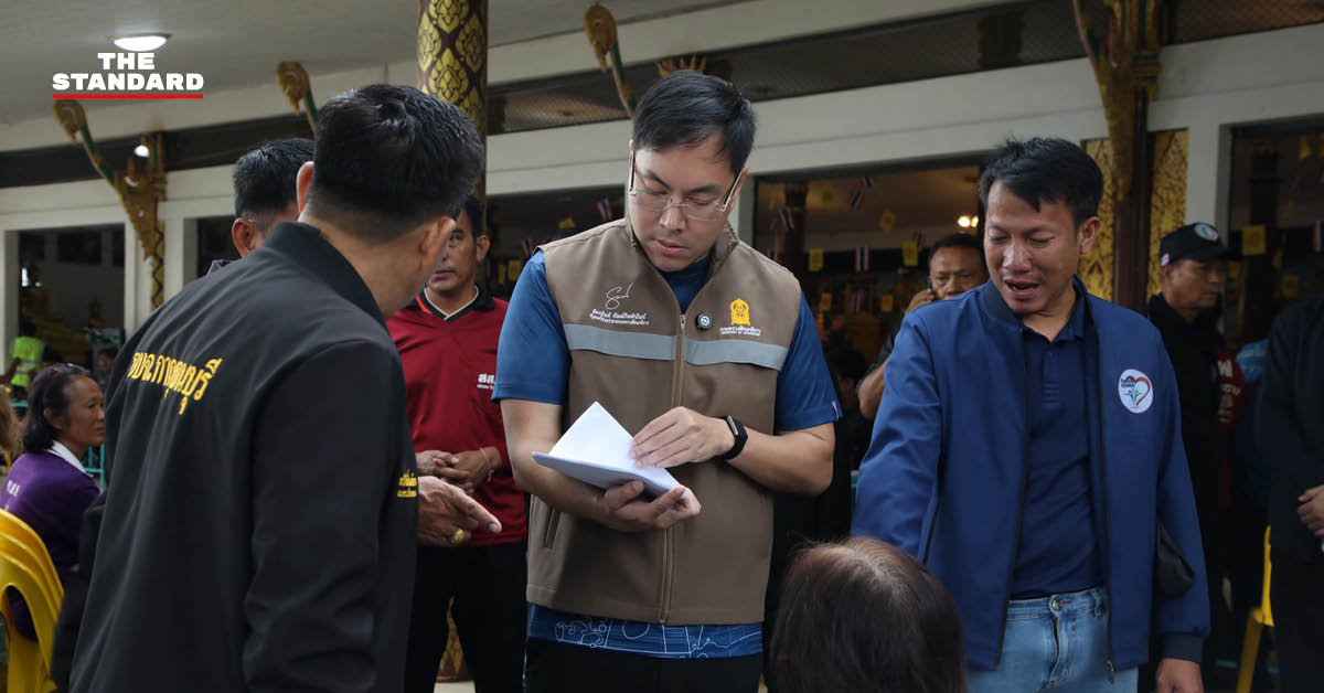 ภาพกราฟิก รมช.ศึกษาธิการ อัครนันท์ กัณณ์กิตตินันท์ พร้อมข้อความช่วยเหลือประชาชนยื่นคำร้องเงินเยียวยาน้ำท่วม 9,000 บาท