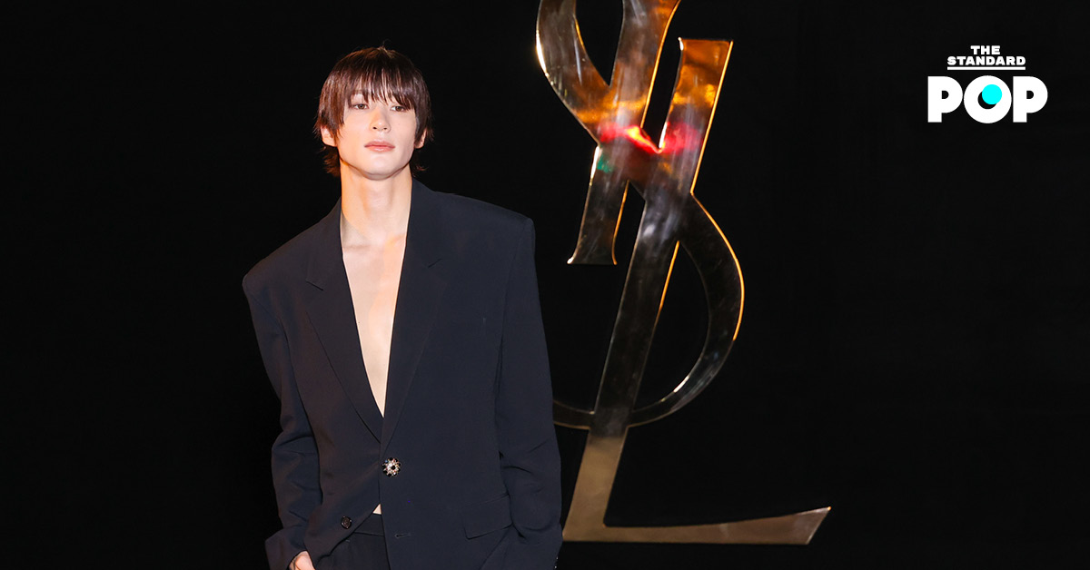 ANTON วง RIIZE ในชุดสูทสีดำขณะร่วมงานแฟชั่นโชว์ Saint Laurent